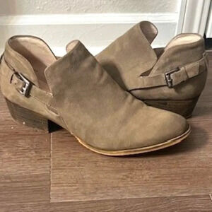 -Women's CASLON ankle bootie Tan Size 8.5